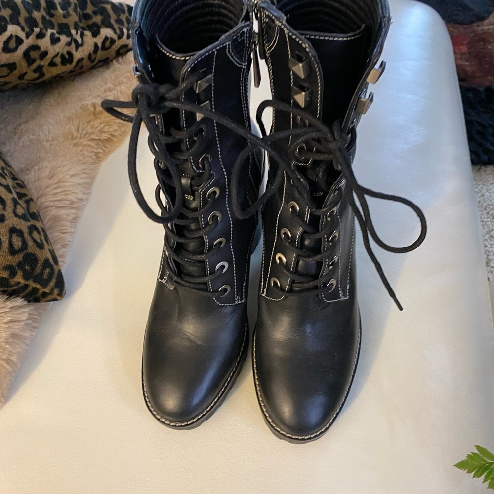 Black boots Canadian size 9,Great with skinny jeans or leggings.